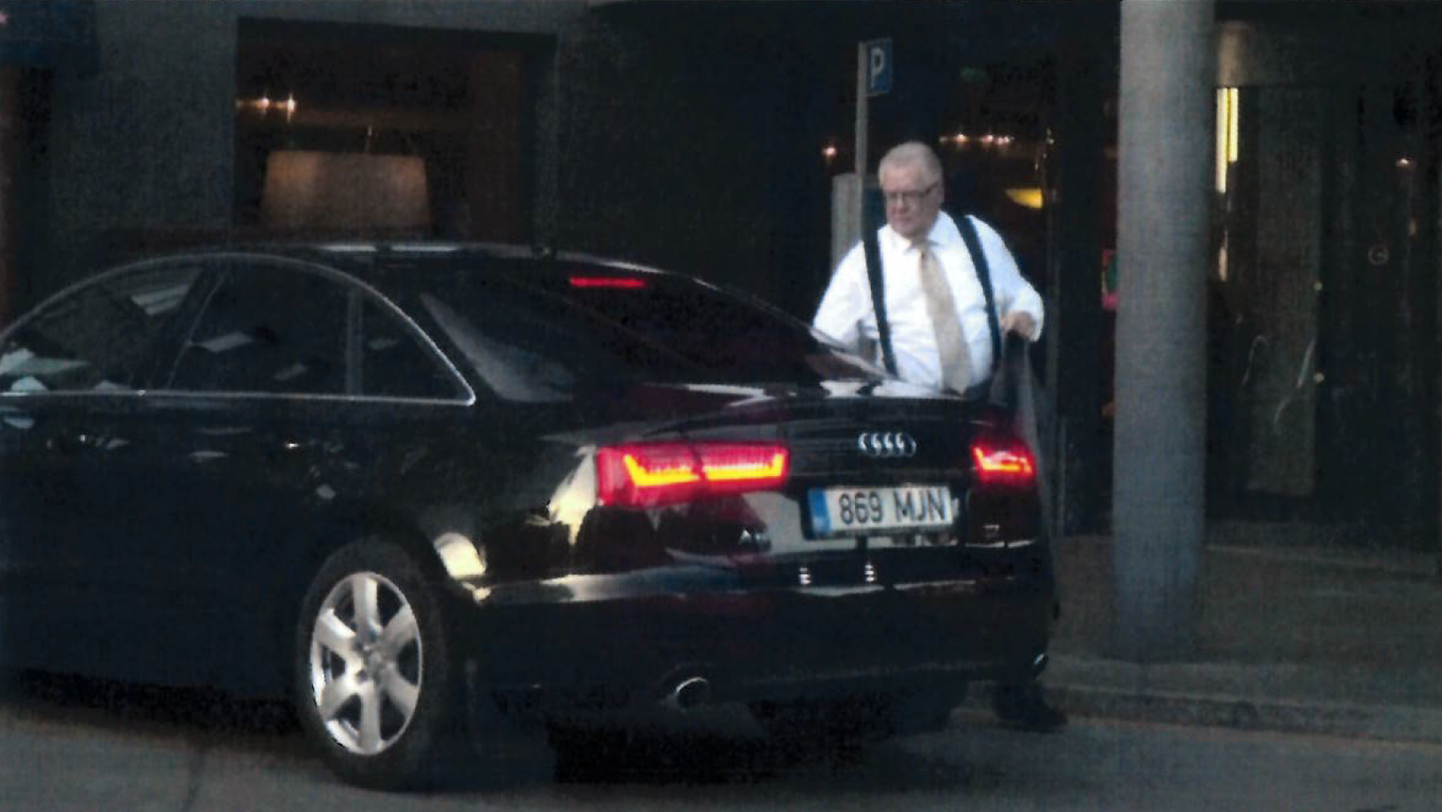 Edgar Savisaar istumas Meritoni hotelli ees oma ametiautosse Audi.