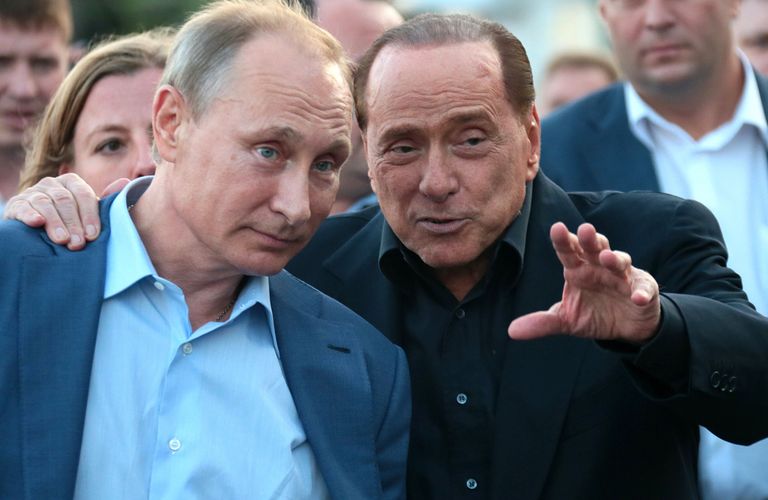 Путин и бывший премьер-министр Италии Сильвио Берлускони посещают Национальный заповедник «Херсонес Таврический», оккупированный Крым, Украина, сентябрь 2015 года.