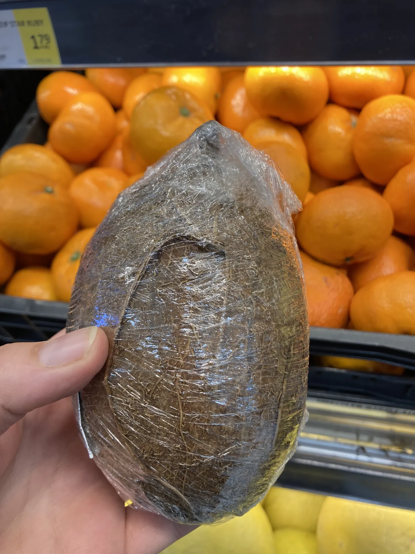 Кокосовый орех в упаковке.