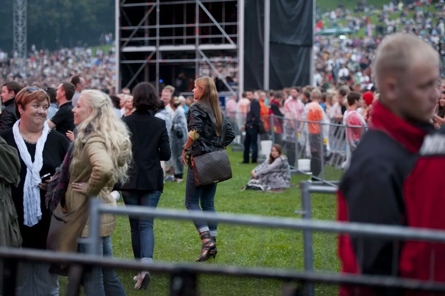 Red Hot Chili Peppers tõi kokku karvased ja sulelised, staarid ja staarikesed. Fotol on jutuhood blondide kiharatega kaunitar Ingrid Peek ja fännidele mõeldud alal liigub ringi Anu Saagim.