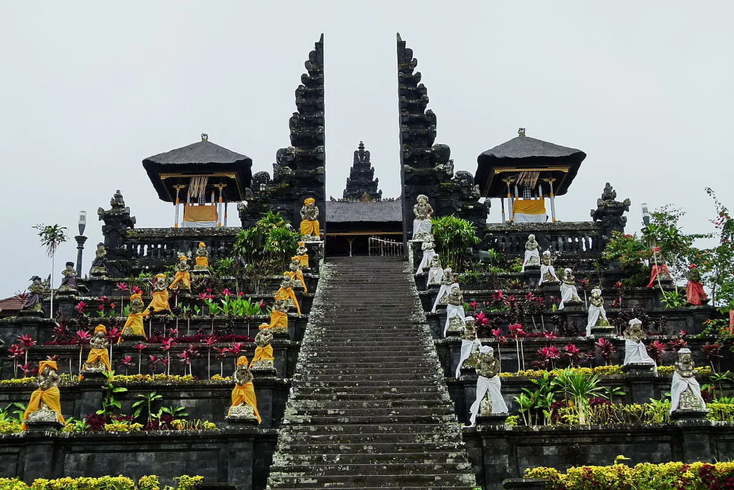 Besakihi tempel Balil on kohalike hinduistide jaoks kõige püham.