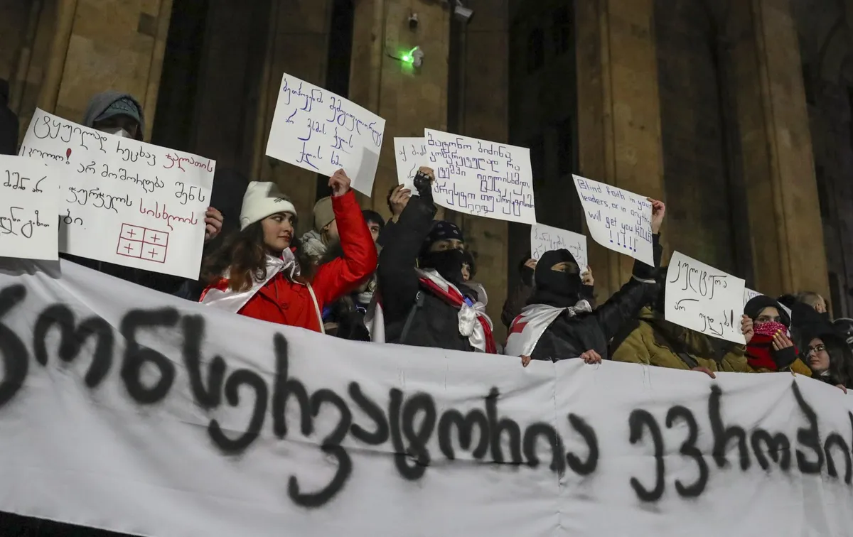 Gruusia kõrgema muusikakooli tudengid võime pilavate plakatitega 4. detsembril Thbilisis parlamendihoone ees meeleavaldusel. Tuhanded euromeelsed aktivistid jätkavad proteste riigi valitseva partei otsuse vastu peatada ühinemiskõnelused Euroopa Liiduga ühinemiseks kuni 2028. aasta lõpuni.