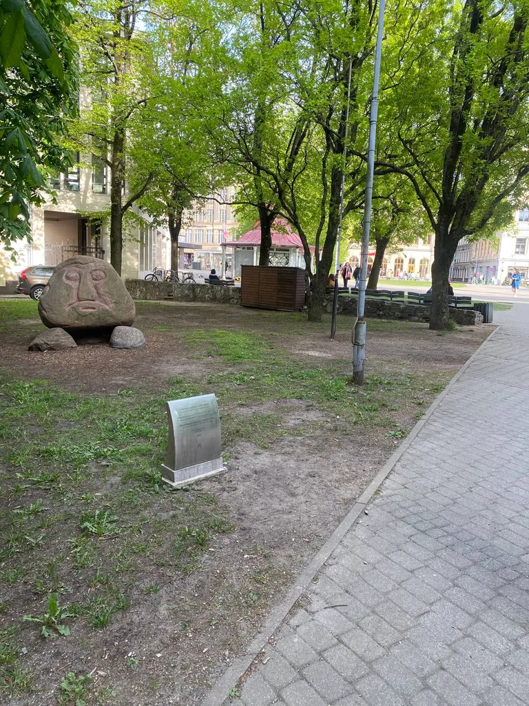 Памятник "Голова лива". Фото сделано 10 мая 2023 года
