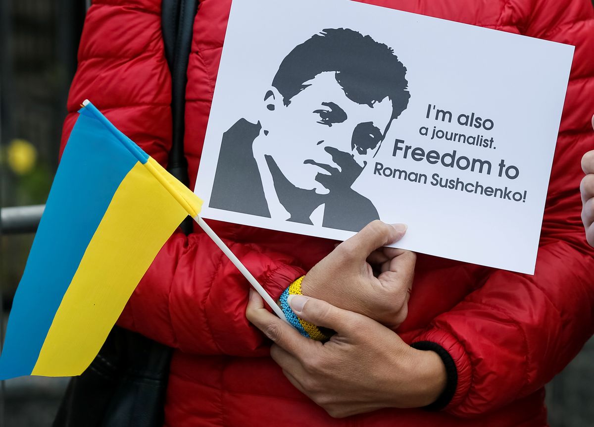 Meeleavaldaja nõudmas Roman Suštšenko vabastamist.