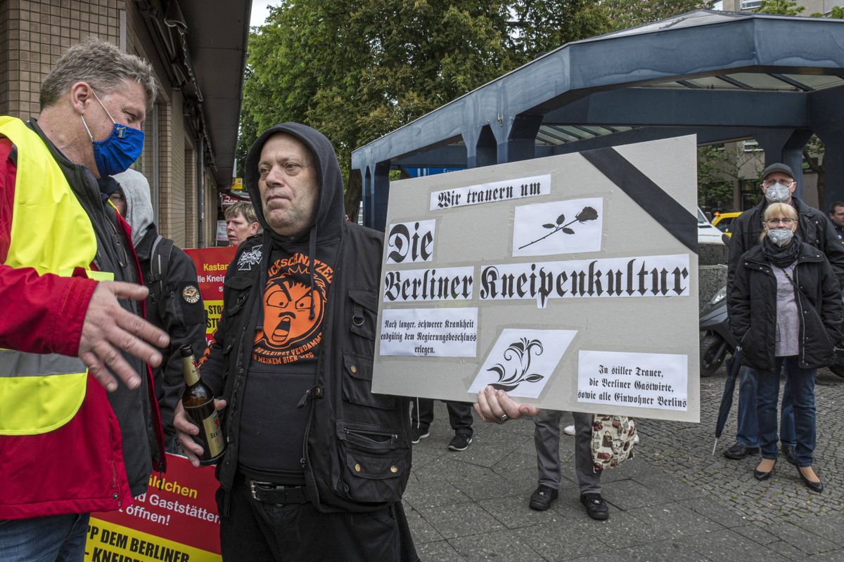 Berliinis nõudsid meeleavaldajad esmaspäeval pubide ja baaride taasavamist.