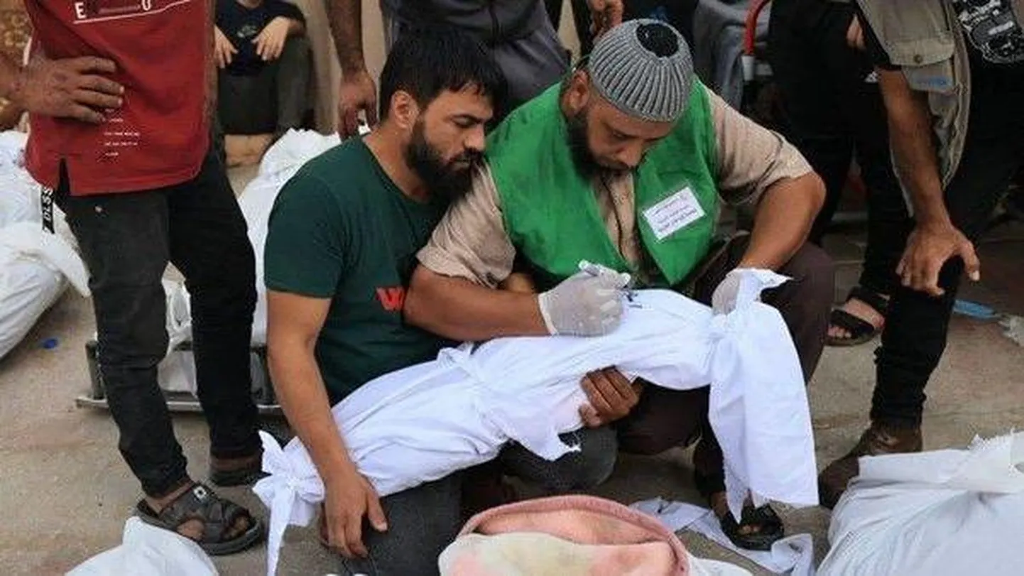 В воскресенье больница имени мучеников Аль-Аксы в Газе была переполнена мертвыми и ранеными