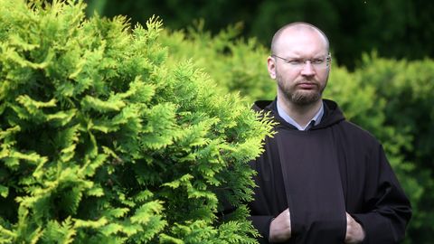 Pārsūdzēts spriedums bijušā katoļu priestera Damberga lietā par bērna seksuālu izmantošanu