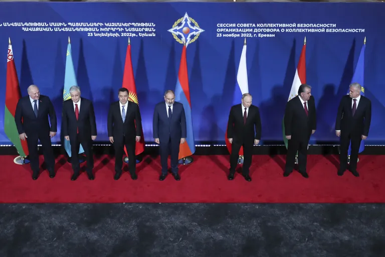 Fotogrāfijā redzams, ka centrā esošais Pašinjans ietur distanci no Putina