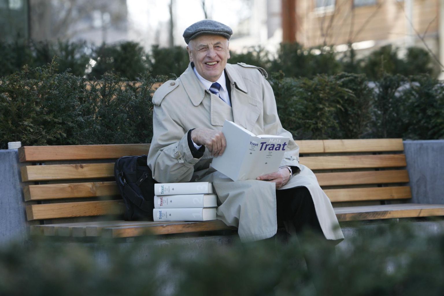 Kirjanik Mats Traat oma kogutud teostega.