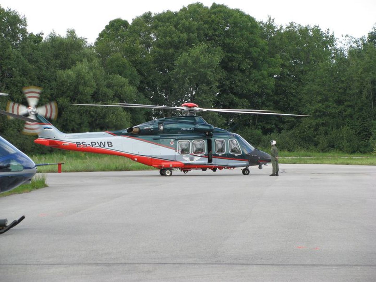 Вертолет Департамента полиции и погранслужбы (ДПП).