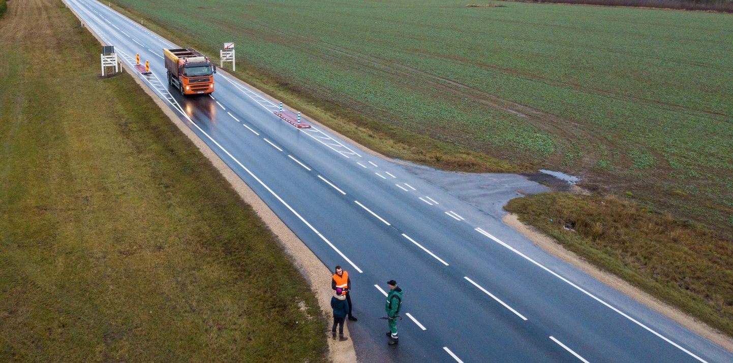 Maanteeamet katsetab Kaareperes esimesena Eestis liikluse rahustamiseks kummisaarekesi, mis asetsevad teine teisel pool Piibe maanteed.