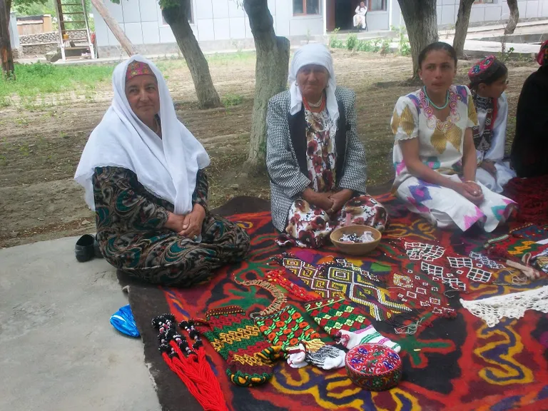 Tadžiki naised oma käsitööd pakkumas. Foto: