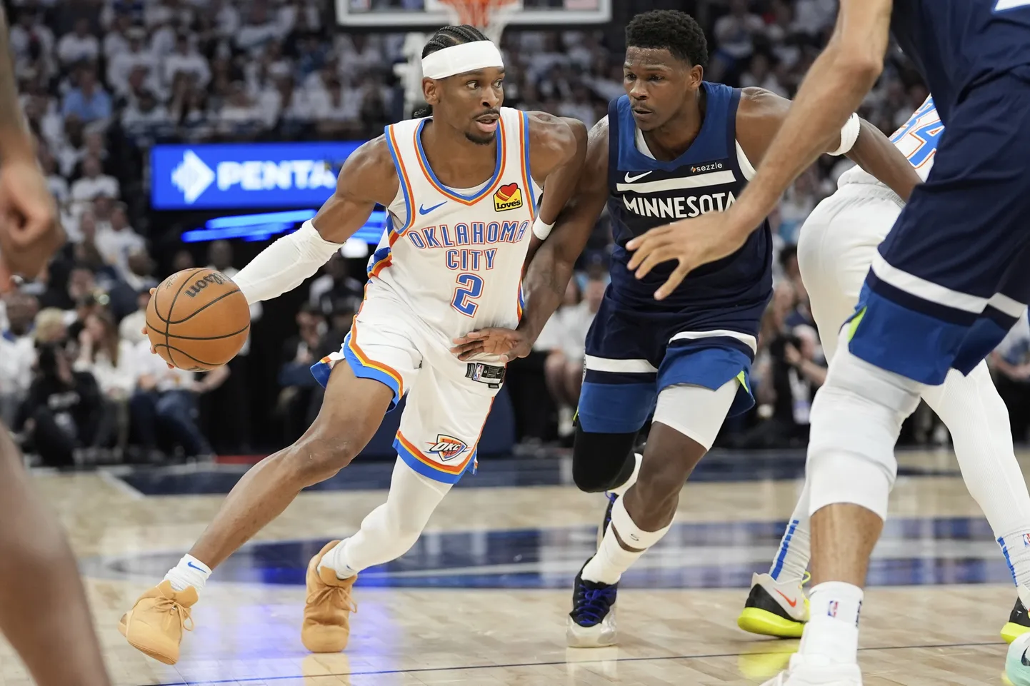 NBA zvaigzne Šejs Gildžess-Aleksandrs (ar bumbu)