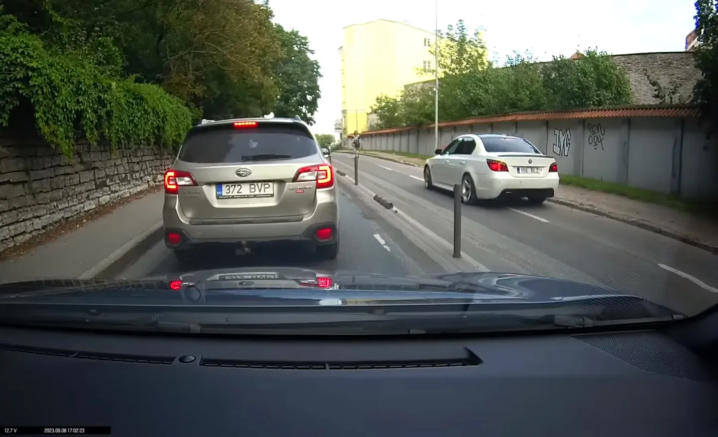 Женщина прогнала с велодорожки обнаглевшего водителя BMW, который, видимо, объезжал пробку.