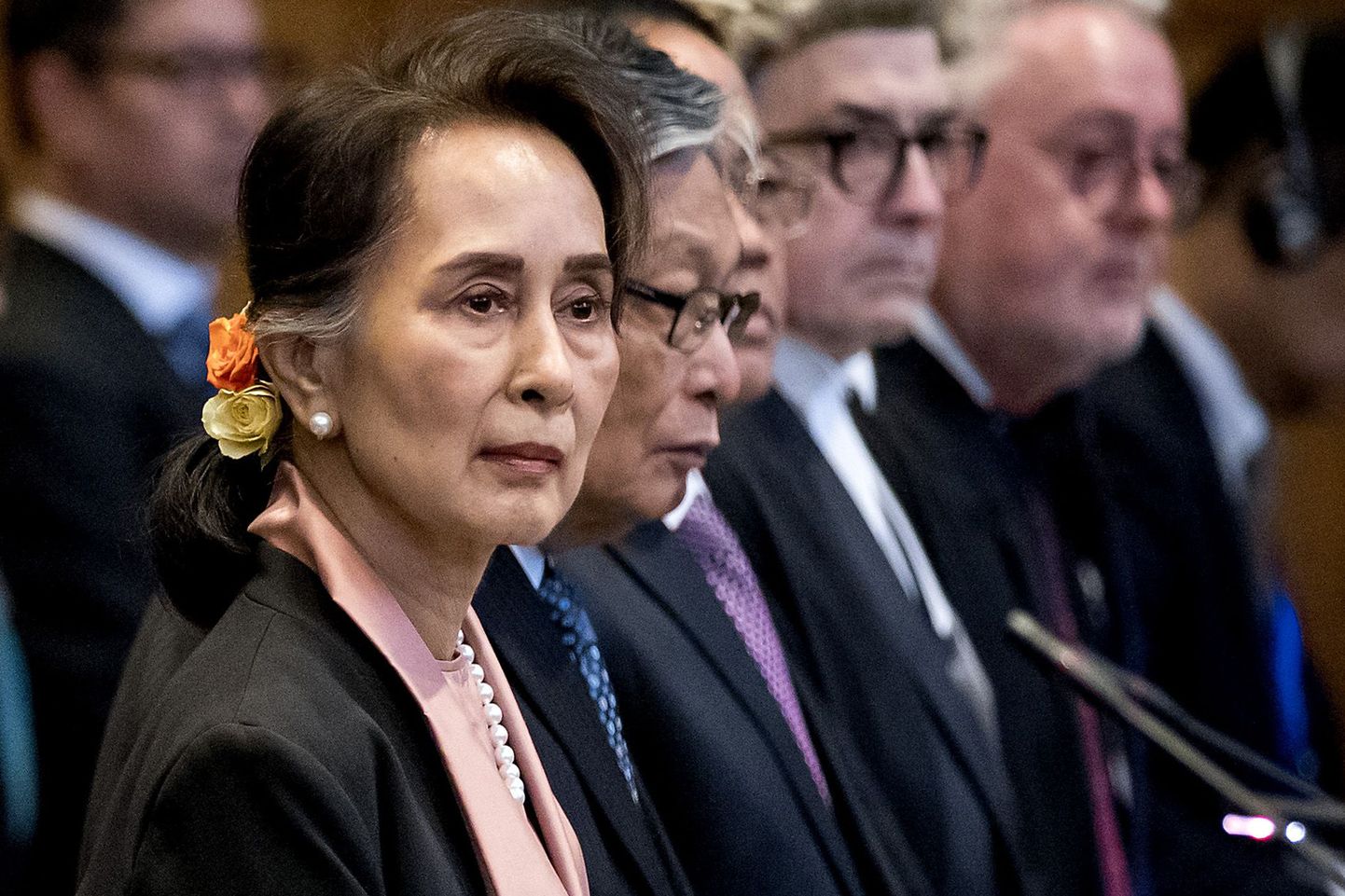 Myanmari sisuline juht Aung San Suu Kyi (vasakult esimene) teisipäeval Haagi Rahupalees  Rahvusvahelise Kohtu (ICJ) genotsiidiprotsessil.
