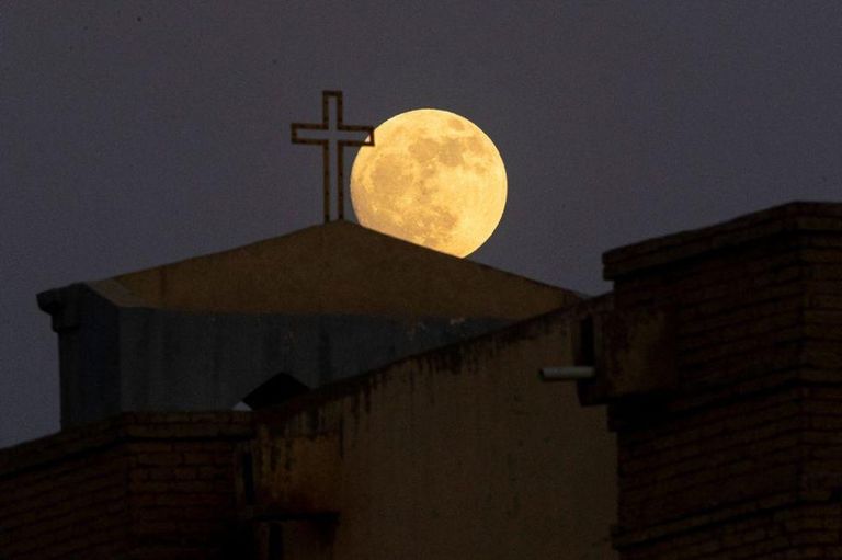 Восход луны над халдейским собором Девы Марии (Басра, Ирак)