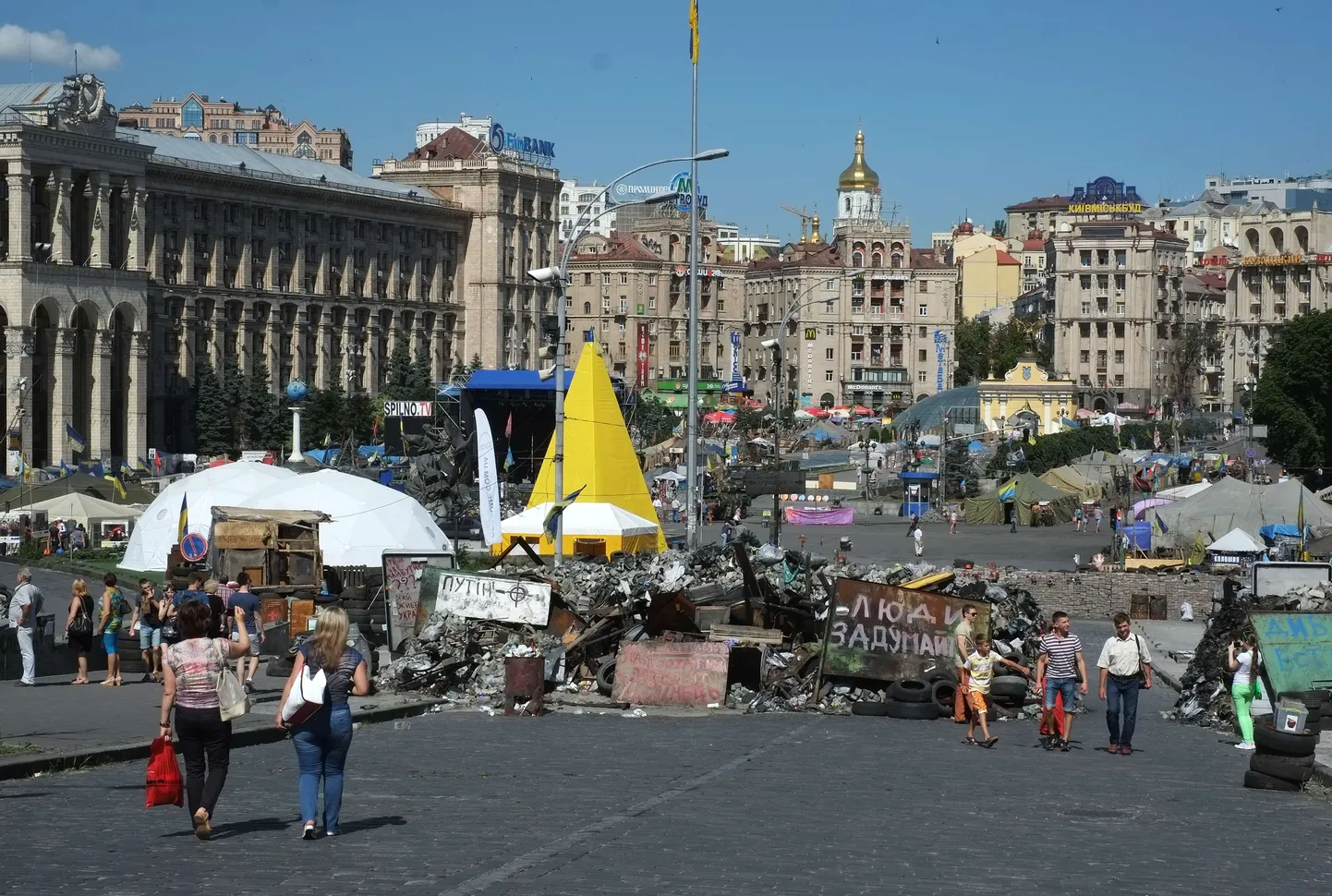 На киевской площади Независимости произошла перестрелка между лицами, которые продолжают оставаться на ней и называют себя самообороной Майдана.