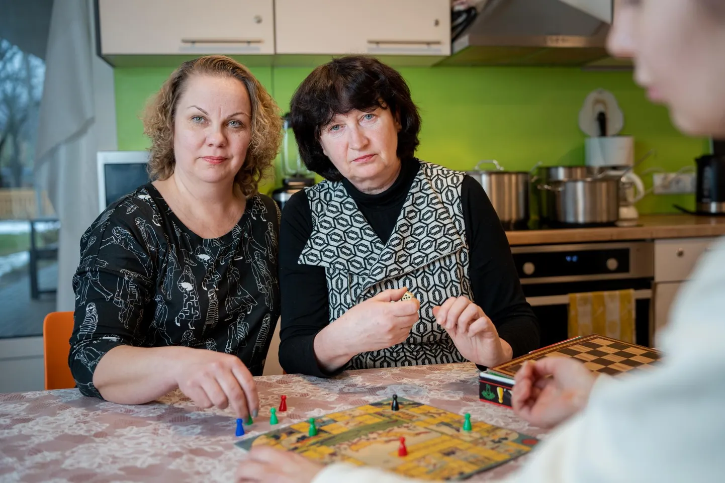 Mari tugiisikud Annika Metsaots (vasakul) ja Tatjana Peetrisoo on naisega ühenduses olnud pärast sedagi, kui ta tavaellu naasis.