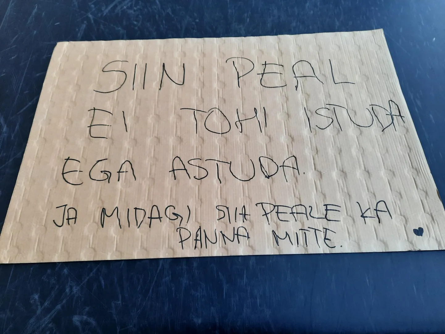 Rakvere spordikeskuse rulluisutrenažööril saavad rullitajad sõita, nagu jooksjad jõusaalis jooksulindil joosta. Selleks et keegi spordivahendit ei rikuks, on sellele pandud suur silt.