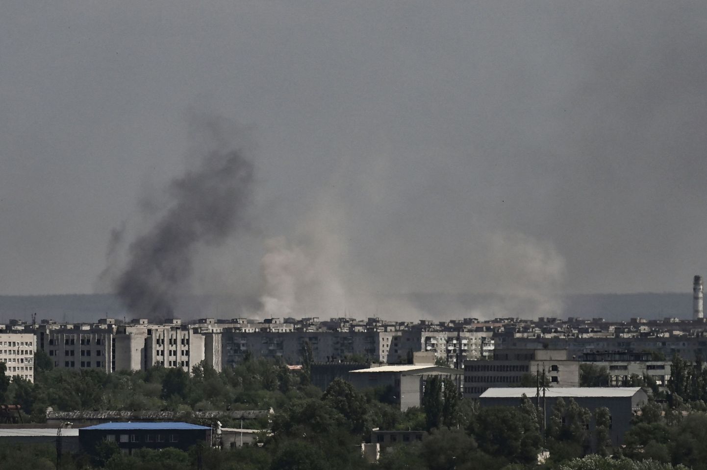 Дым и грязь поднимаются над городом Северодонецк во время обстрелов восточного украинского региона Донбасса.