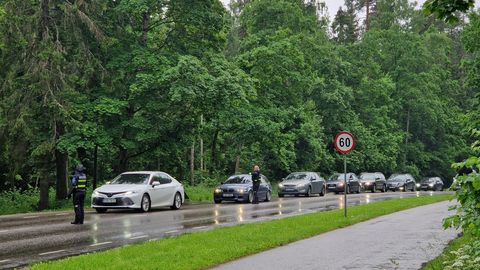 GALERII ⟩ Politsei leidis Valgamaa suvepeoliste seast 31 joobes juhti