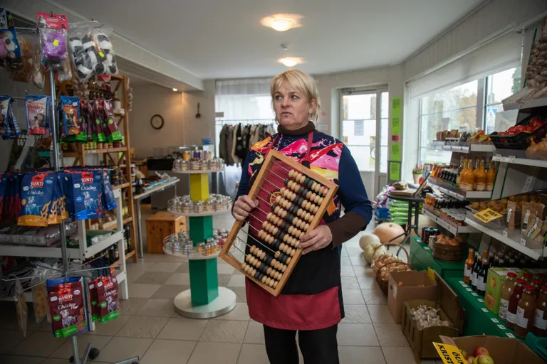 Neli aastat tagasi avas Valve Lindla Suure-Jaanis talupoe ja pakub seal kaupa seniajani.