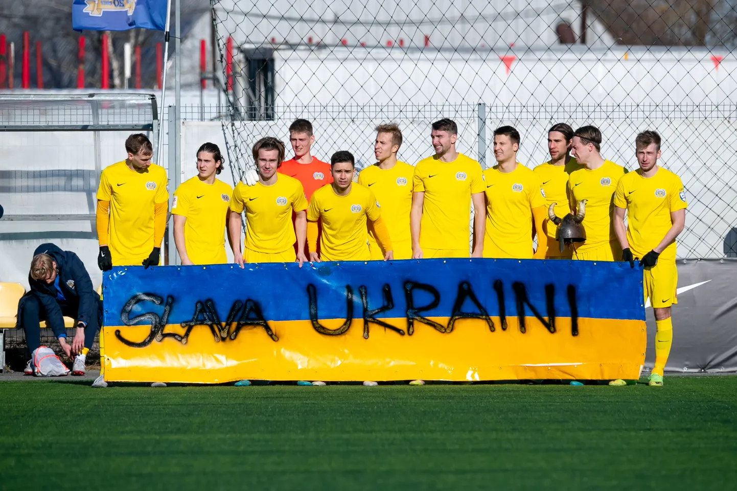 SÕJAPÕGENIKE HEAKS: Märtsis JK Narva Transiga kohtunud FC Kuressaare annetas Saaremaale saabunud Ukraina sõjapõgenike aitamiseks ligi 300  eurot. Pildile jäid 
Rauno Tutk, Rasmus Saar, Sander Alex Liit, Kristen Lapa, Daniel Tuhkanen, Ralf-Sander Suvinõmm, Sten Reinkort, Mairo Miil, Silver-Alex Kelder, Märten Pajunurm, Sander Laht.