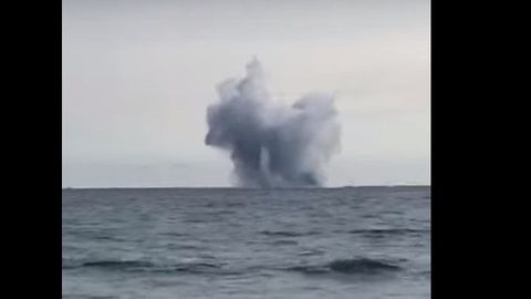 Видео: в Италии самолет упал в море 