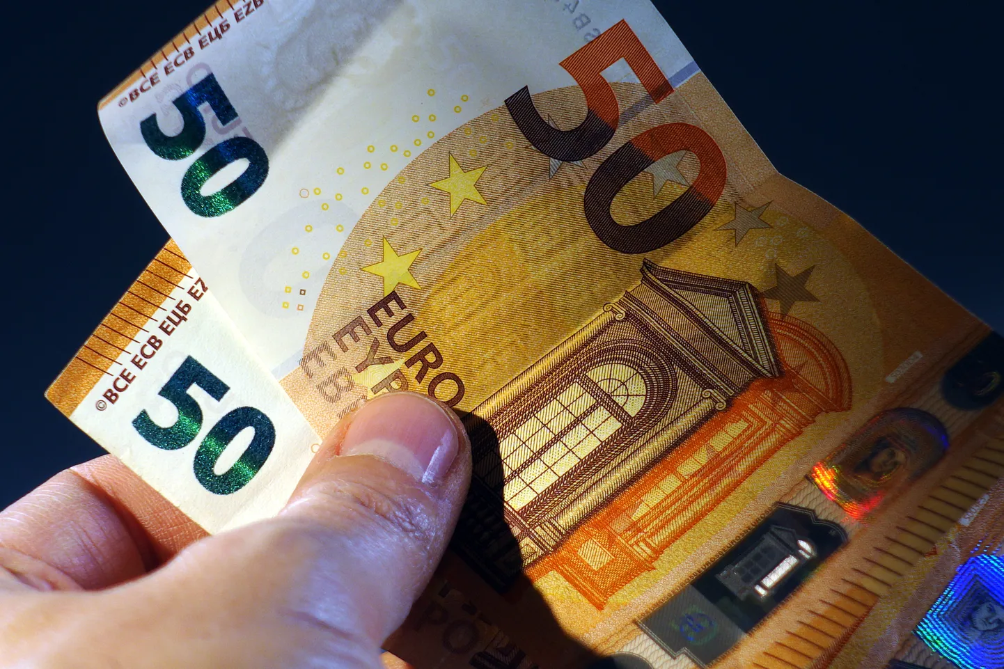 Банкноты номиналом 50 евро. Изображение является иллюстративным.