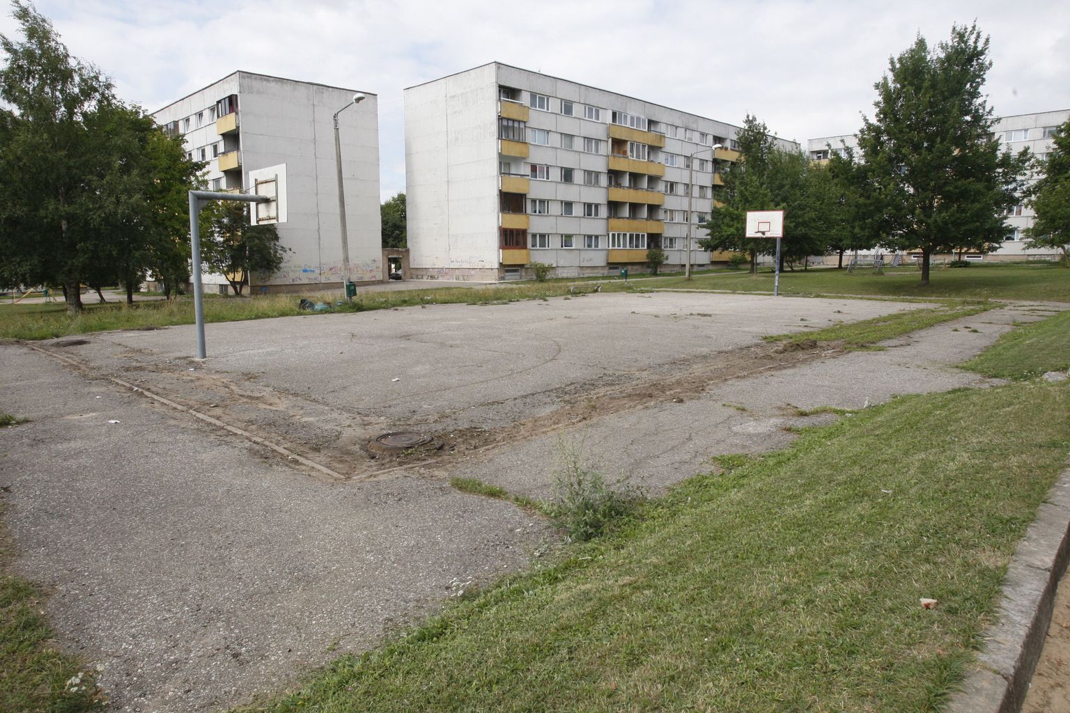 Tavapärane vaatepilt ükskõik millises Eesti otsas – lagunev ja mahajäetud spordiplats magalarajoonis