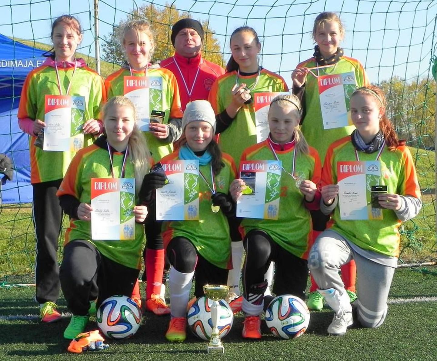 Suure-Jaani kooli naiskond võitis Eesti koolispordi liidu jalgpalliturniiri.