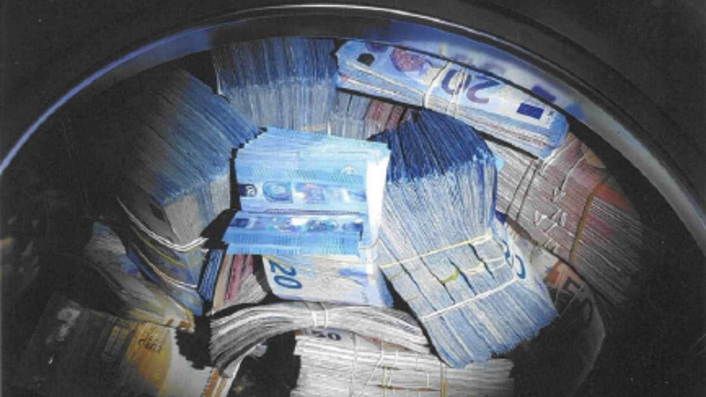 Hollandi politsei leidis Amsterdami ühe korteri pesumasinast 350 000 eurot