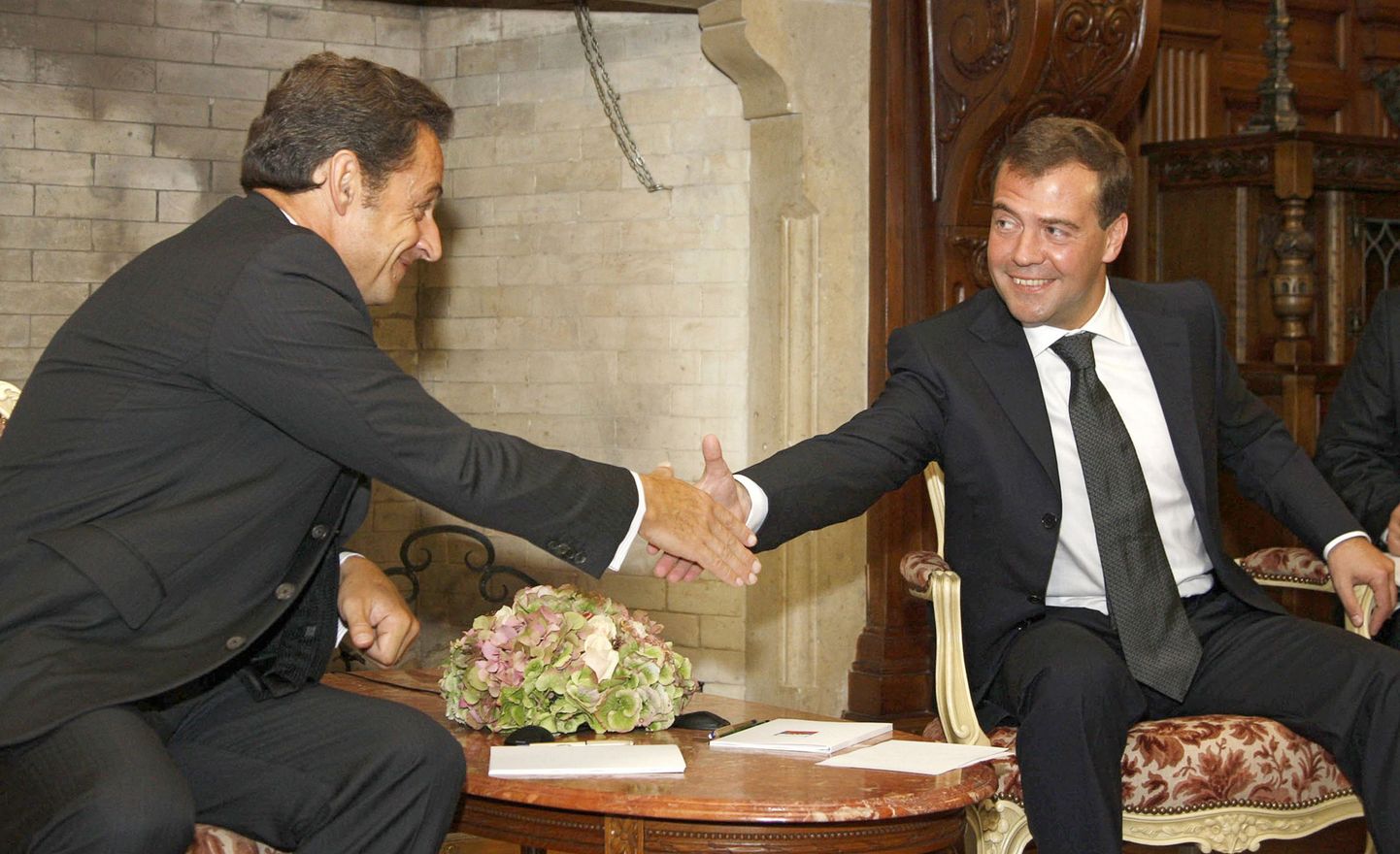 Prantsusmaa president Nicolas Sarkozy surumas kätt Vene riigipea Dmitri Medvedeviga tolle residentsis Moskva lähedal.