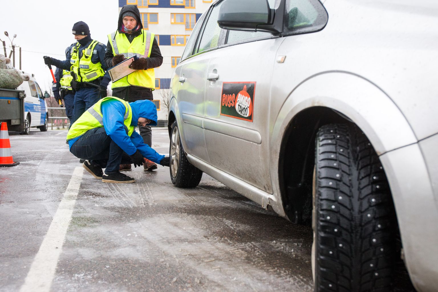 Politsei lubab sõidukitele juba enne 15. oktoobrit naastrehvid alla panna ning ei hakka selle eest juhte trahvima.
