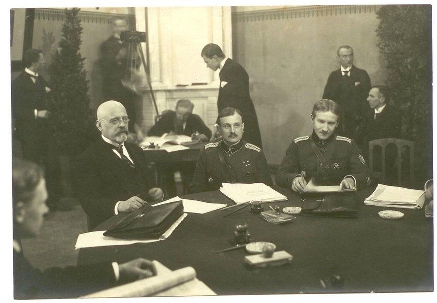 Eesti delegatsiooni liikmed Tartu rahu sõlmimisel. Vasakult Jaan Poska, kindral Jaan Soots, kolonel Victor Mutt.