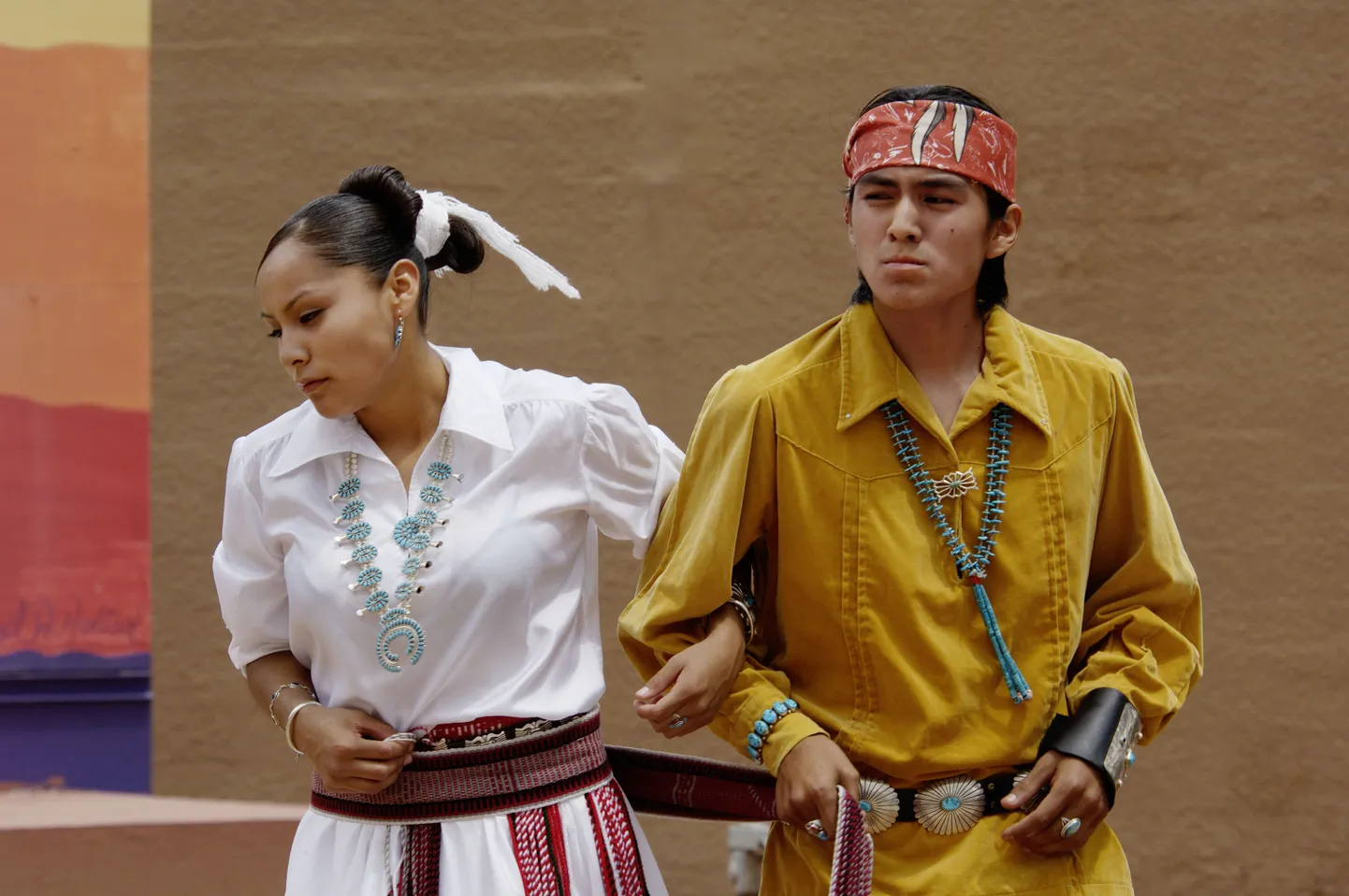 Navaho Siniste Kotkaste tantsutrupi liikmed New Mexicos.