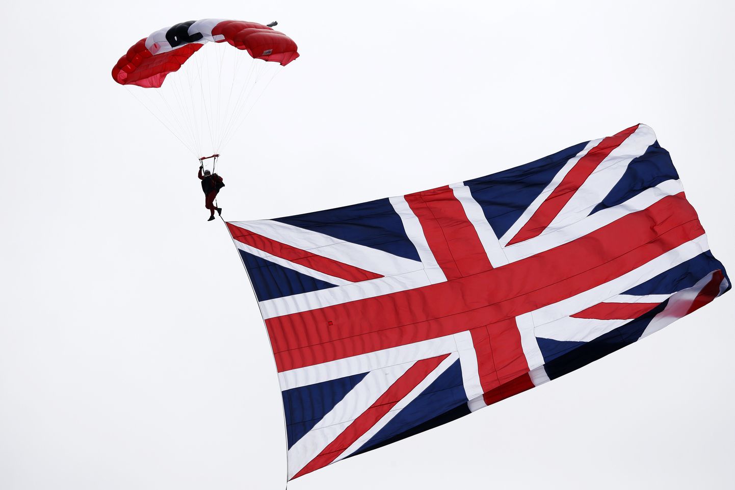 Punaste Kuradite liige Suurbritannia lipuga.