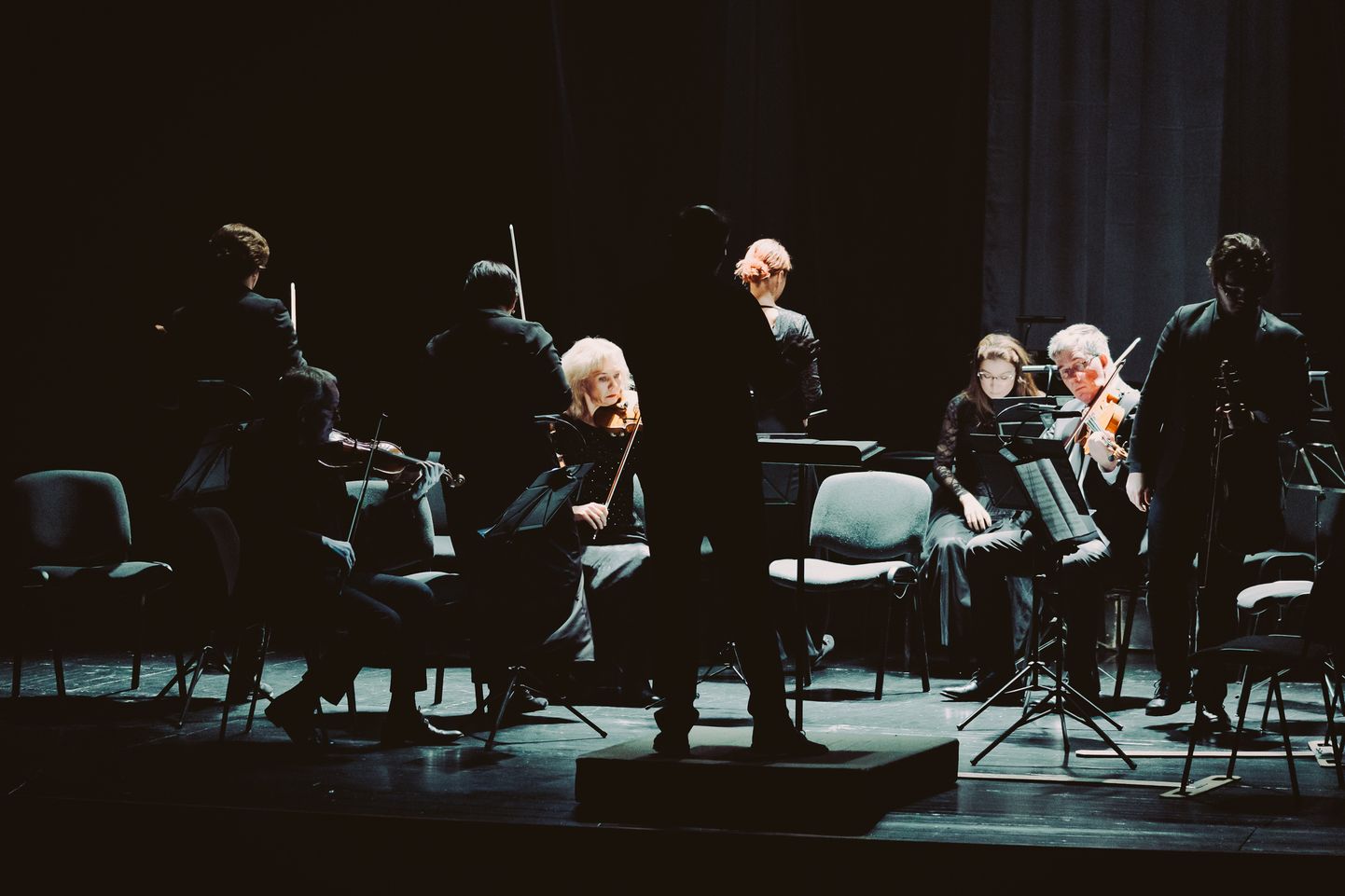 Финал "Прощальной симфонии" Йозефа Гайдна в исполнении Нарвского симфонического оркестра, музыканты которого покидали сцену один за другим, оставляя зал в темноте.