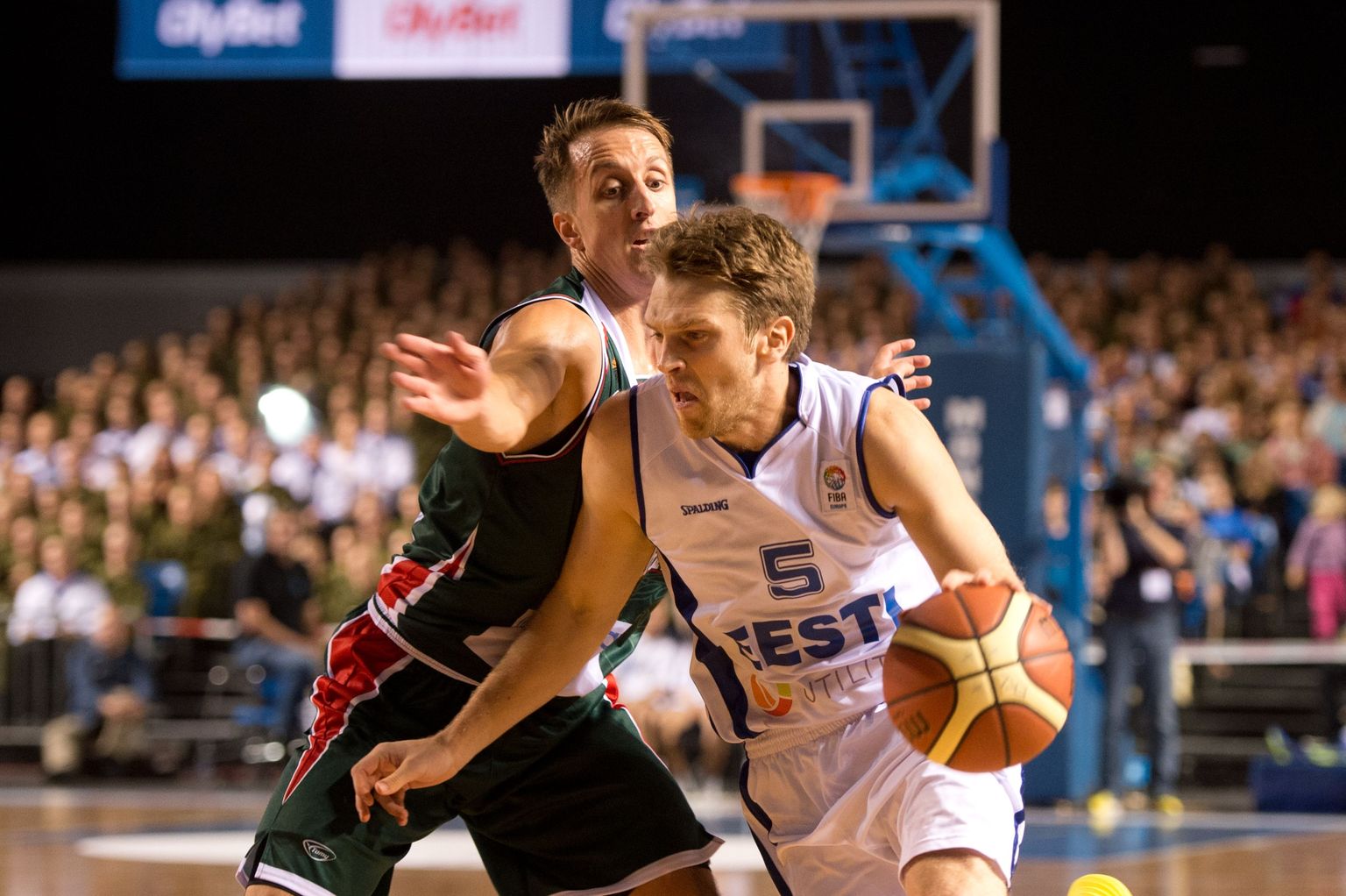 Värske Kalev/Cramo mees Branko Mirkovic takistab 2013. aastal Eesti - Bulgaaria mängul TÜ mängujuhti Tanel Sokku.