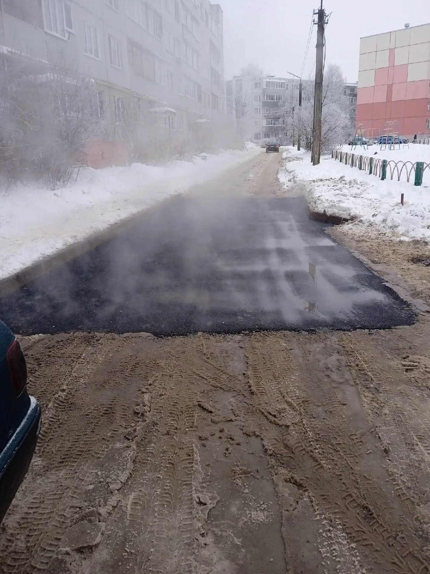 Lumise tee asfalteerimine pakub Pihkvas palju kõneainet.