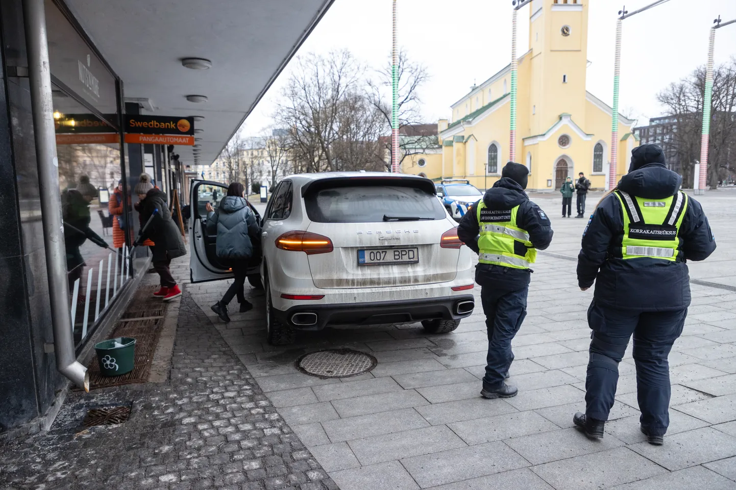 Mupo reid. Tähelepanu all on kergliiklusteedel parkijad.