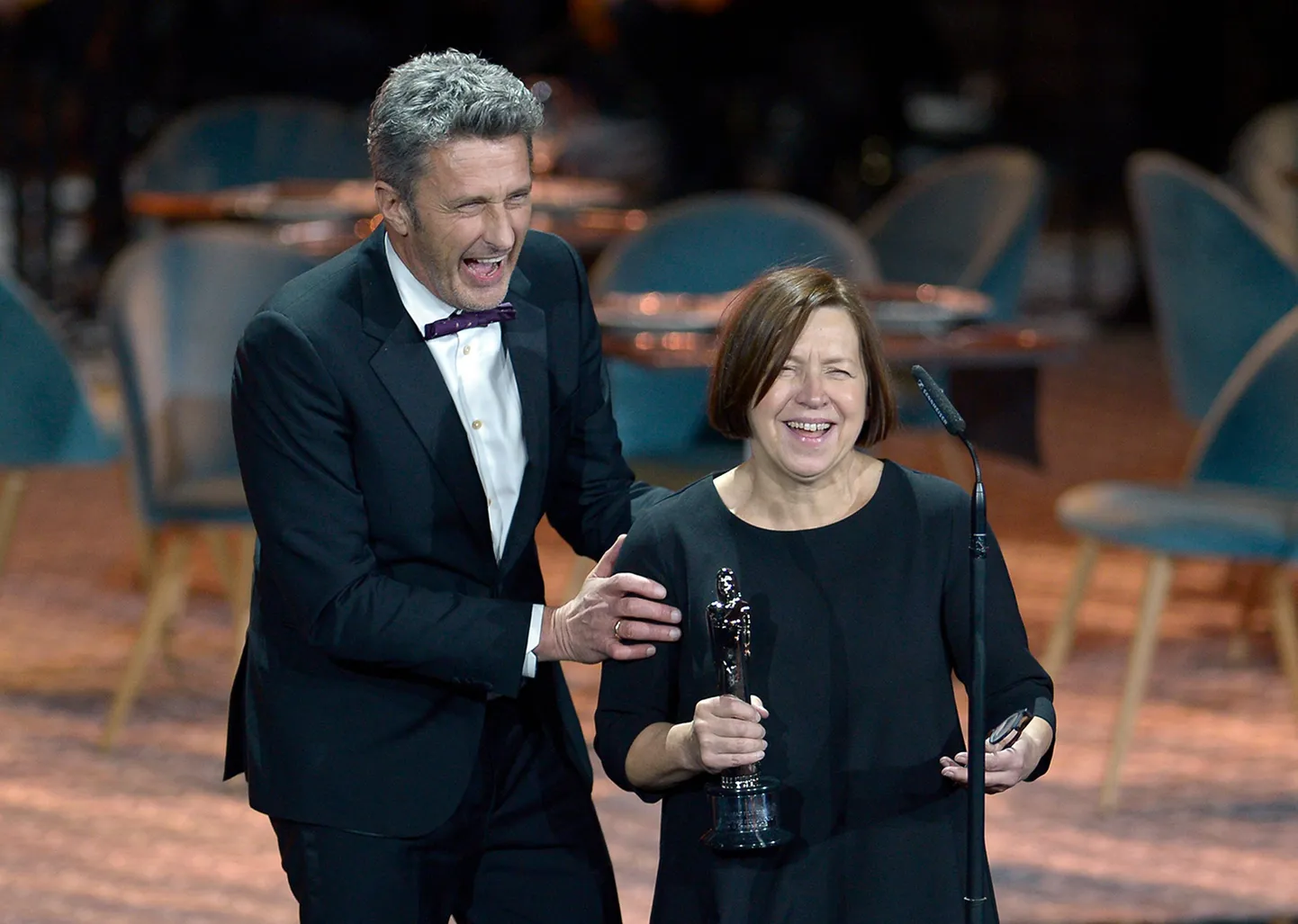 «Külma sõja» režissöör Pawel Pawlikowski ja produtsent Ewa Puszczynska võtmas vastu  Euroopa filmiauhindade parima filmi auhinda.