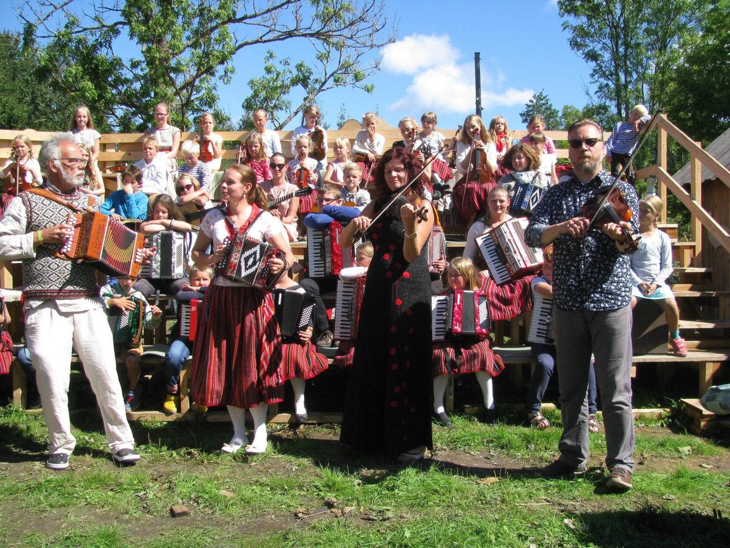 Merike Teppan-Kolk on suviti Kihnu pillilaagris tunnustatud viiuliõpetaja ja -mängija.