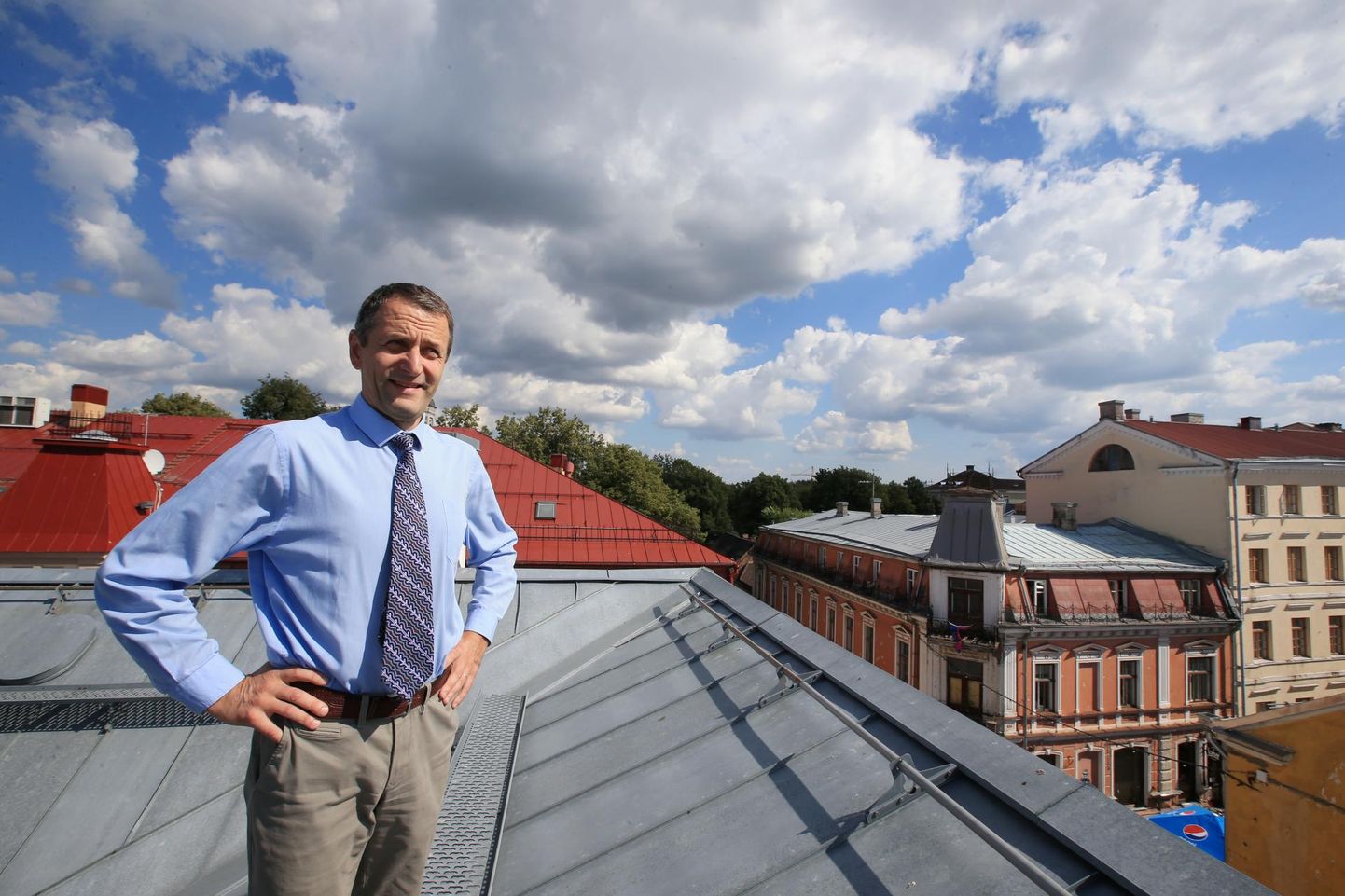 Директор гимназии Хьюго Треффнера Отт Оявеэр на крыше здания школы в центре Тарту.