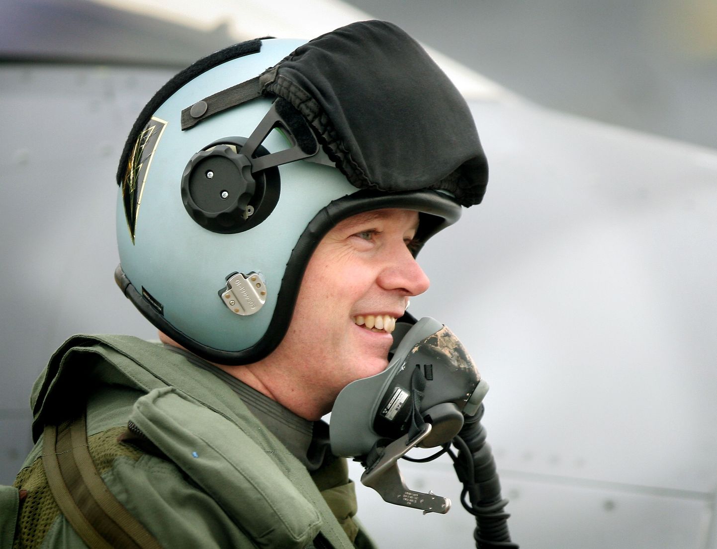 Rootsi kaitseminister Sten Tolgfors 2008. aastal riigi relvatööstuse ühe tuntuima ekspordiartikli, Saabi hävitaja JAS Gripen 39 pardal.