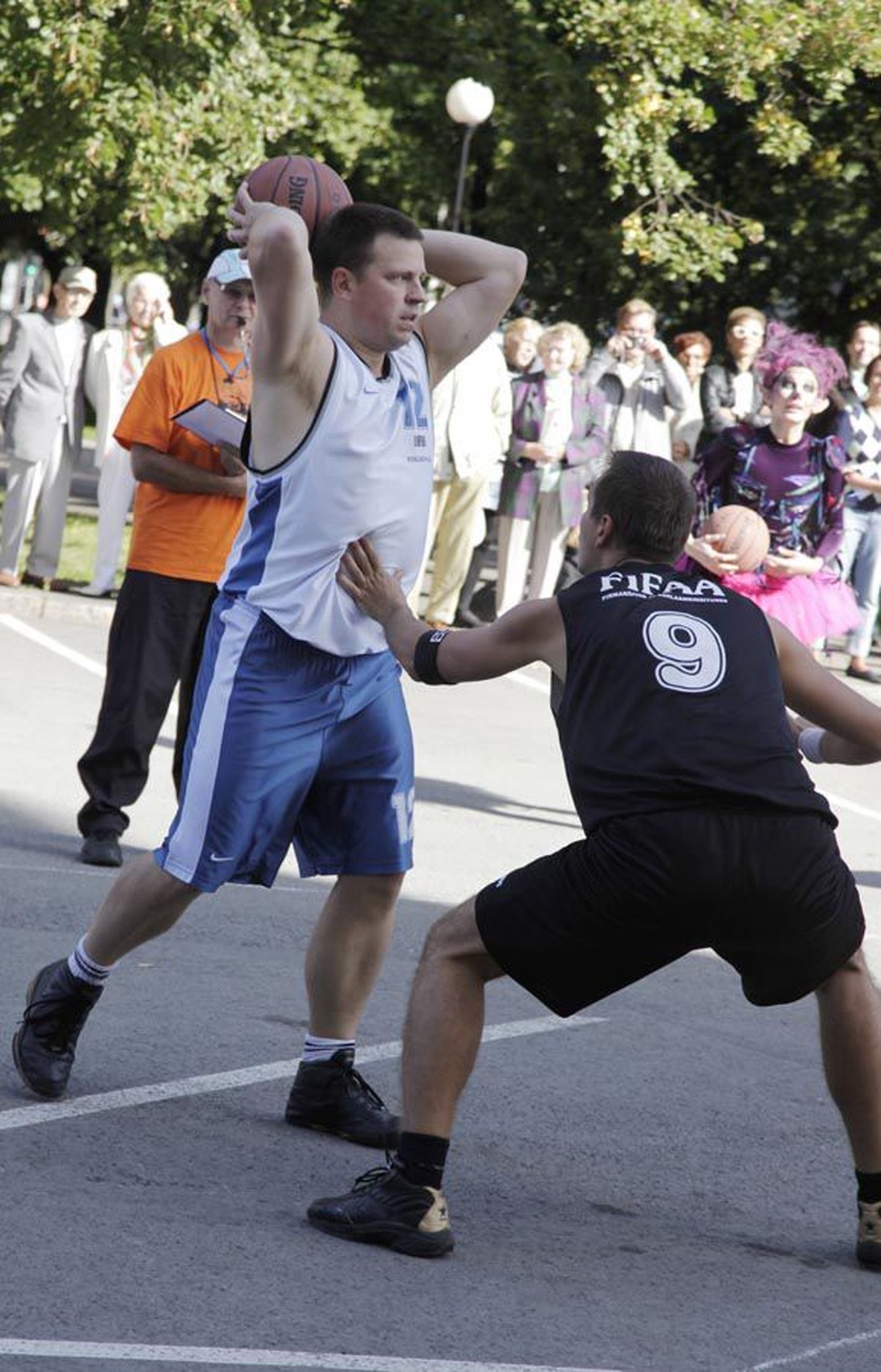 Riigikogulased mängisid viimati avalikkuse ees korvpalli kümme päeva tagasi, kui Tallinna kesklinnas kohtuti tänavakorvpallis Estonia teatri esindusega.