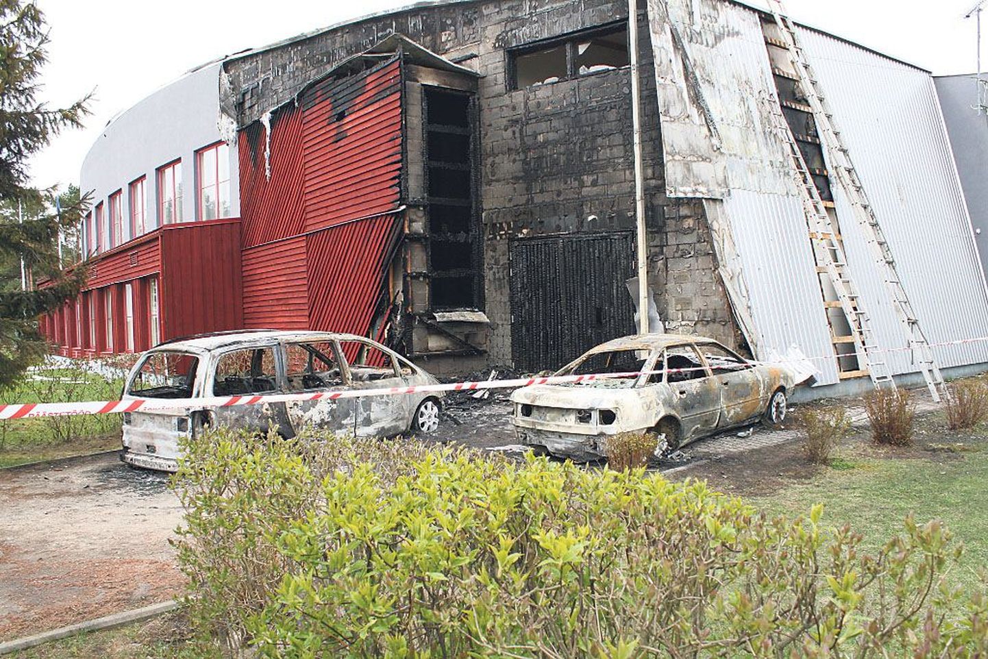 Rahvamaja tulekahju sai päästjate hinnangul alguse autopõlengust.
