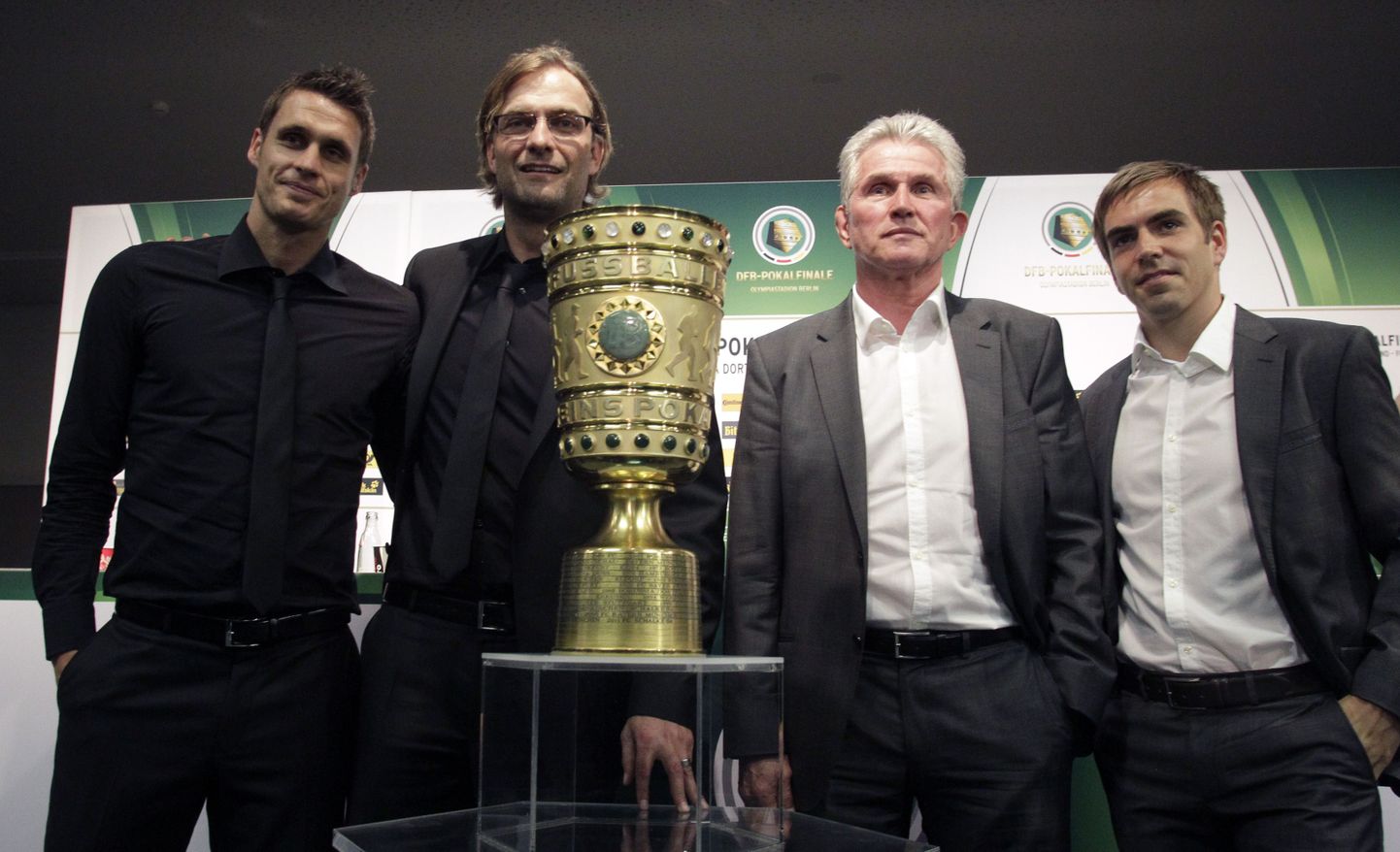 Vasakult: Borussia Dortmundi kapten Sebastian Kehl ja peatreener Jürgen Klopp, Bayerni Müncheni juhendaja Jupp Heynckes ja meeskonna kapten Philipp Lahm koos ihaldatud karikaga.