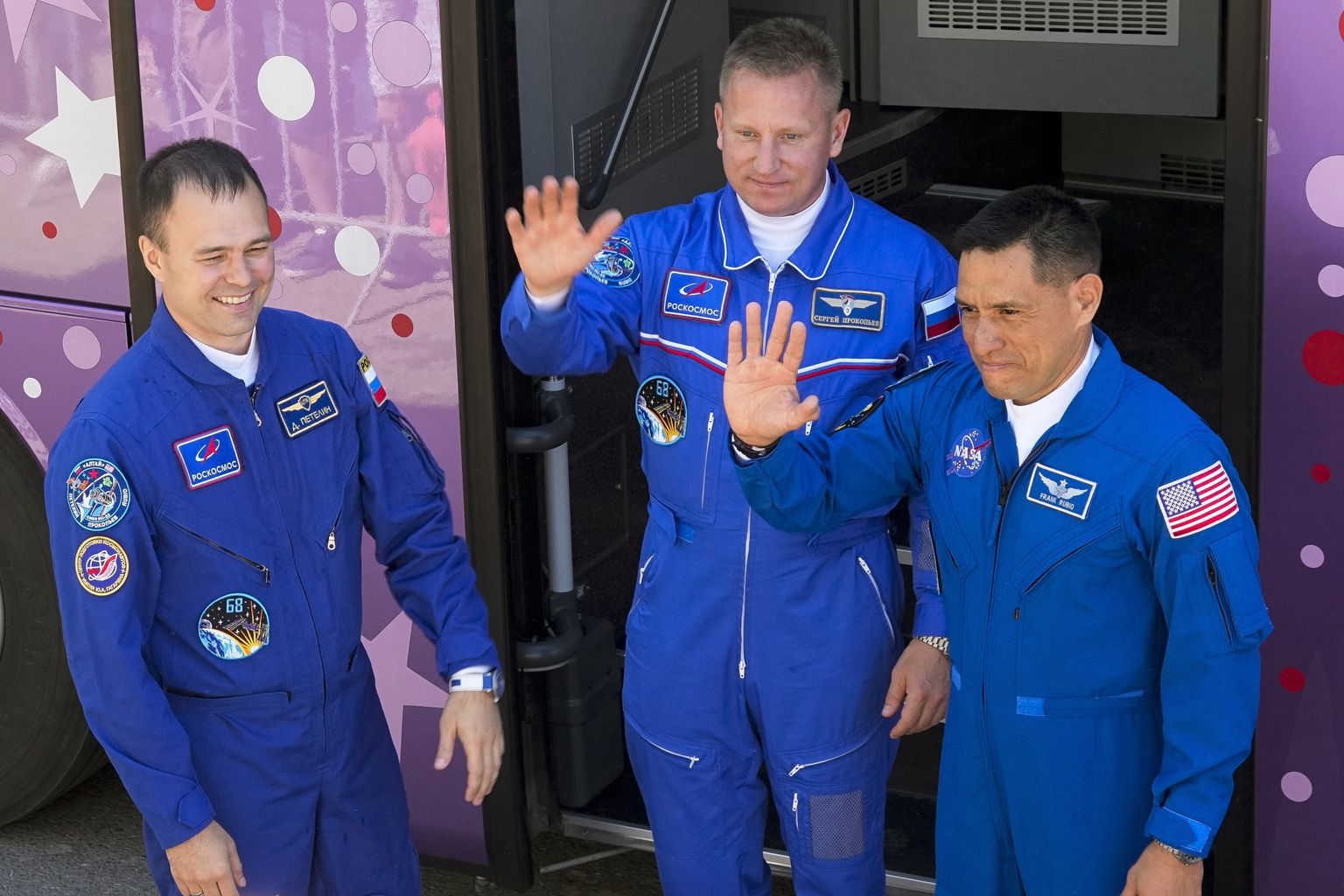 Vasakult Roskosmose kosmonaudid Dmitri Petelin ja Sergei Prokopjev ja NASA astronaut Frank Rubio.