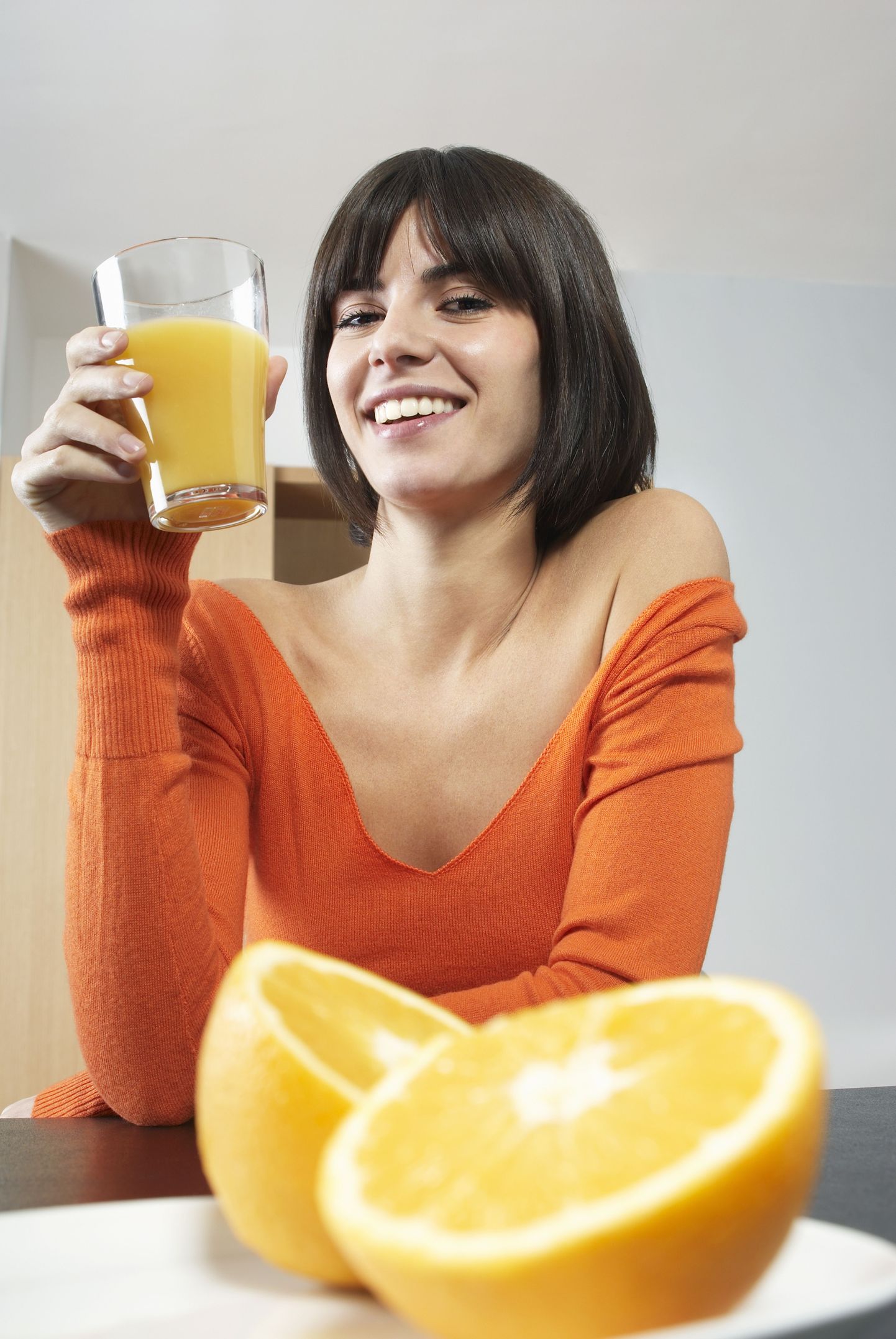 Lisatud suhkruta apelsinimahl on tervislik, kuid seda võiks veega lahjendada.